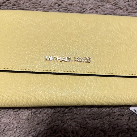 New Michael Kors Jet Set Travel Large Trifold Wallet Leather Buttercup - Picture 1 of 6